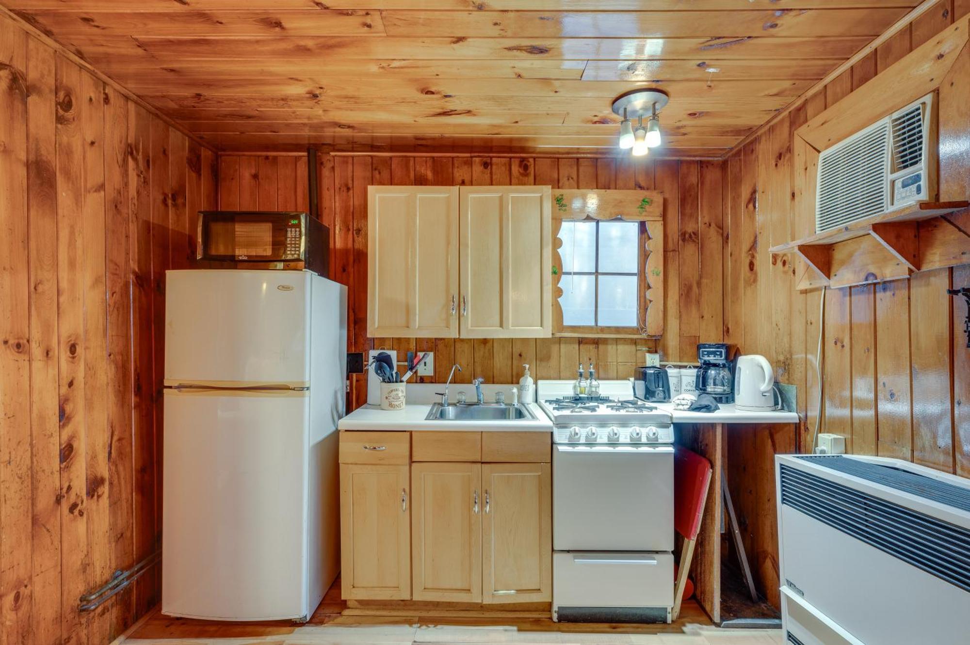 Апартаменты Cozy Laconia Studio With Pool Access - 2 Mi To Lake! Экстерьер фото