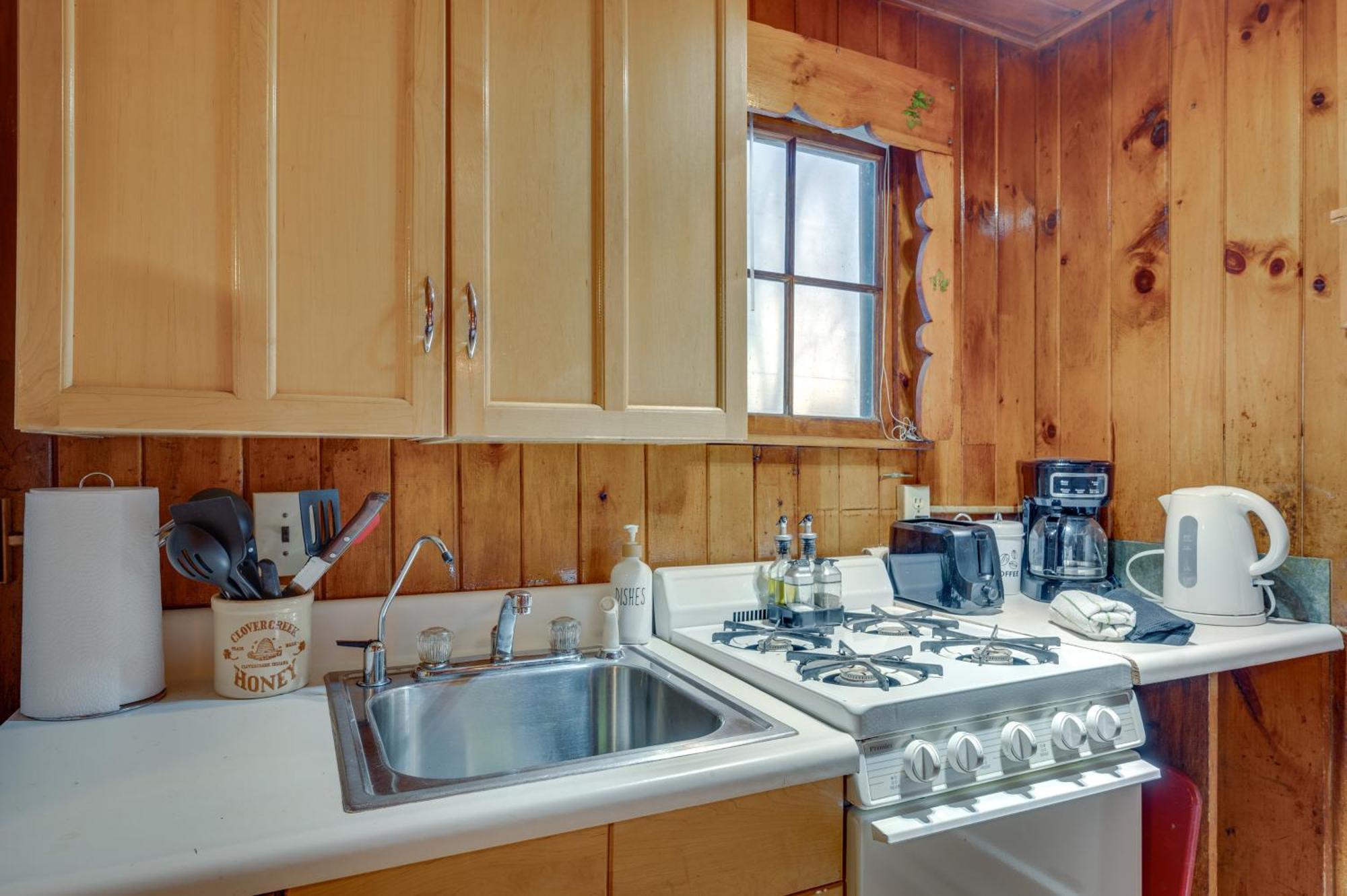 Апартаменты Cozy Laconia Studio With Pool Access - 2 Mi To Lake! Экстерьер фото